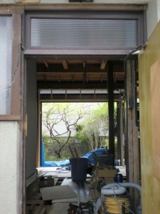 戸口より邸内へ