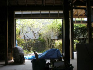室内と庭