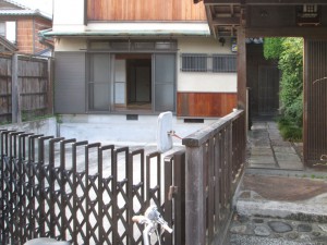 photo 〜家外観02 門前と車庫〜