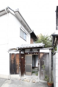 photo04 ~家外観03 門前より(旧玄関へのアプローチ)~