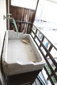 photo13 ~二階 共同トイレ横のベランダの洗面台~