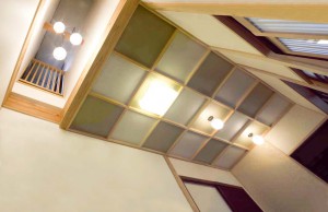 （after）格子天井。ギャラリーなので控えめな配色に。左端は、撤去した階段跡を活かした「吹き抜け」で、ギャラリーへの採光を確保。 