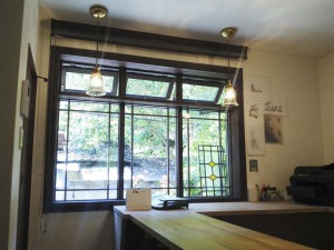 （after）事務室 窓辺。木製のと窓枠を試験的に製造